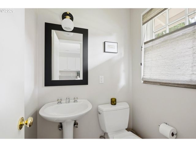 10465 Sw HAWTHORNE Ln, Portland, OR 97225