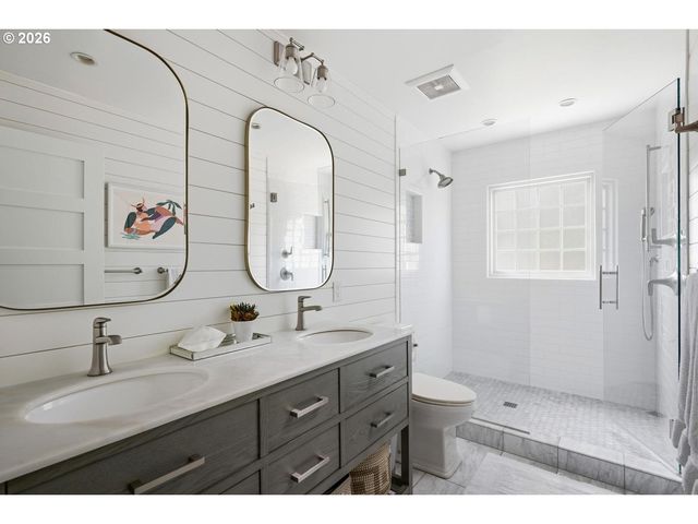10465 Sw HAWTHORNE Ln, Portland, OR 97225