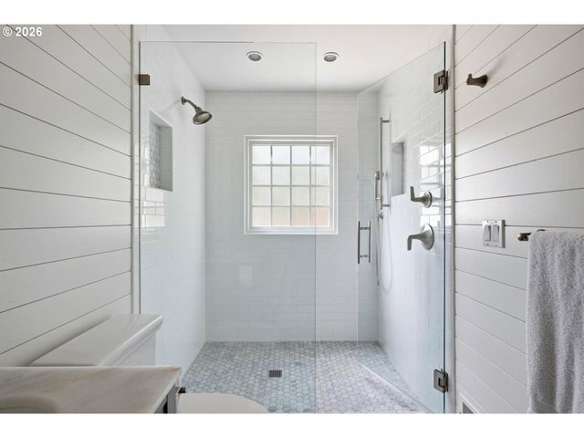 10465 Sw HAWTHORNE Ln, Portland, OR 97225