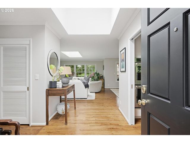 10465 Sw HAWTHORNE Ln, Portland, OR 97225