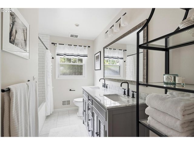 10465 Sw HAWTHORNE Ln, Portland, OR 97225