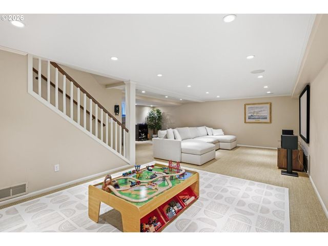 10465 Sw HAWTHORNE Ln, Portland, OR 97225