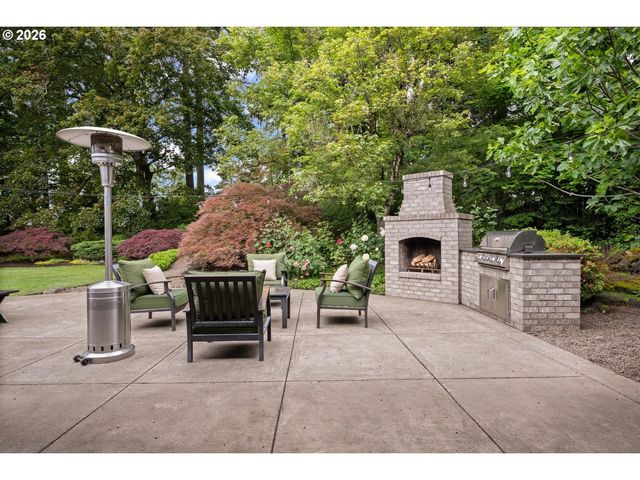10465 Sw HAWTHORNE Ln, Portland, OR 97225