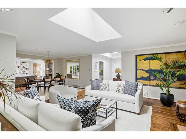 10465 Sw HAWTHORNE Ln, Portland, OR 97225