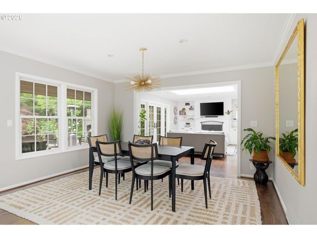 10465 Sw HAWTHORNE Ln, Portland, OR 97225