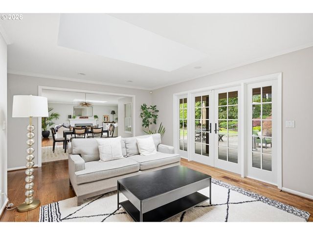 10465 Sw HAWTHORNE Ln, Portland, OR 97225