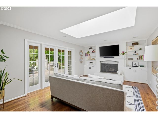 10465 Sw HAWTHORNE Ln, Portland, OR 97225