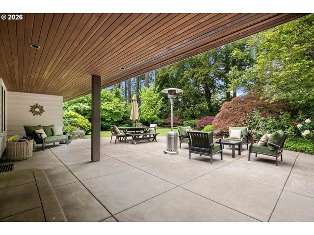 10465 Sw HAWTHORNE Ln, Portland, OR 97225
