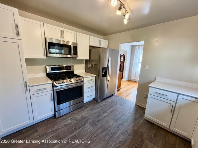 807 Maycroft Road, Lansing, MI 48917