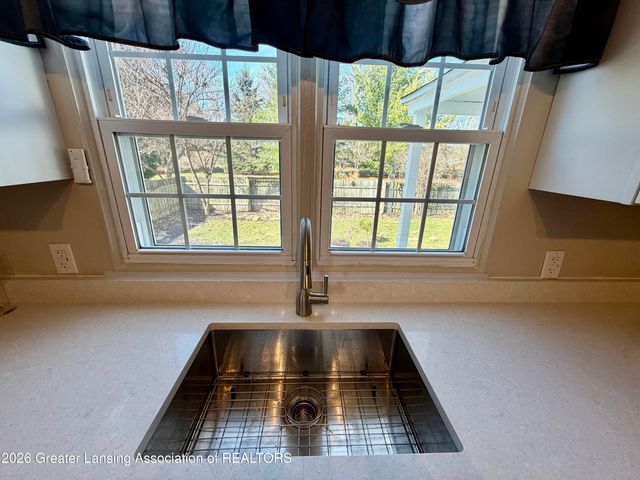 807 Maycroft Road, Lansing, MI 48917