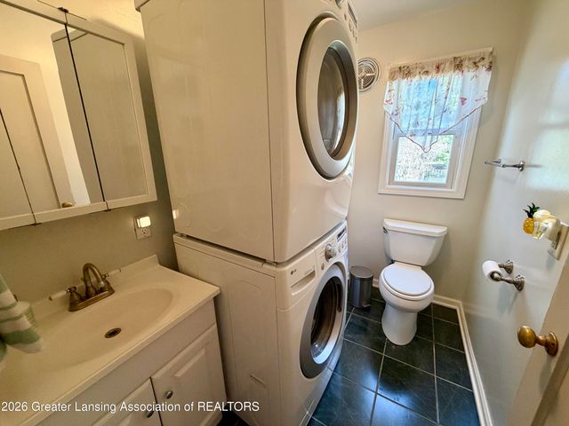 807 Maycroft Road, Lansing, MI 48917