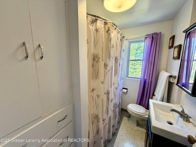 807 Maycroft Road, Lansing, MI 48917