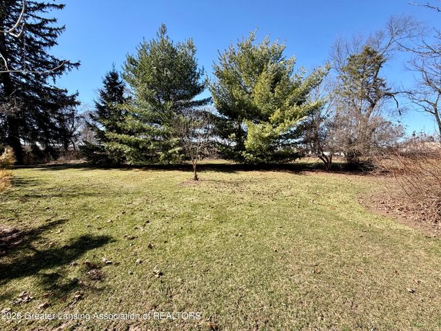 807 Maycroft Road, Lansing, MI 48917