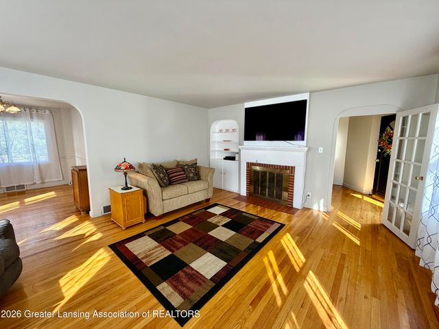 807 Maycroft Road, Lansing, MI 48917