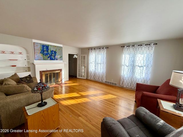 807 Maycroft Road, Lansing, MI 48917