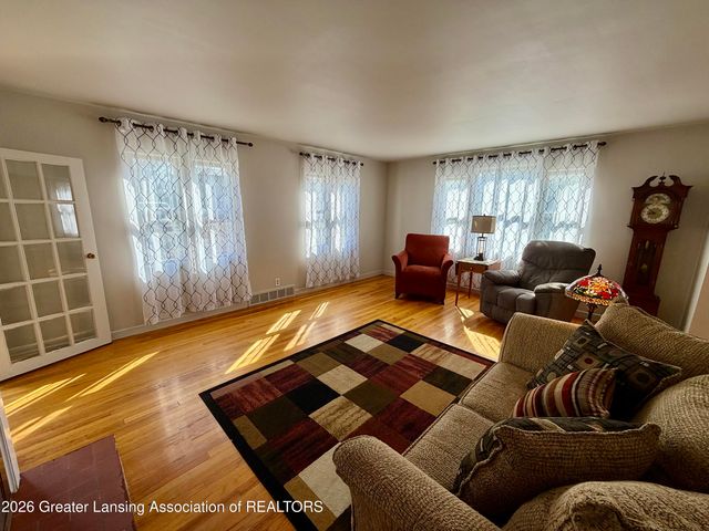 807 Maycroft Road, Lansing, MI 48917