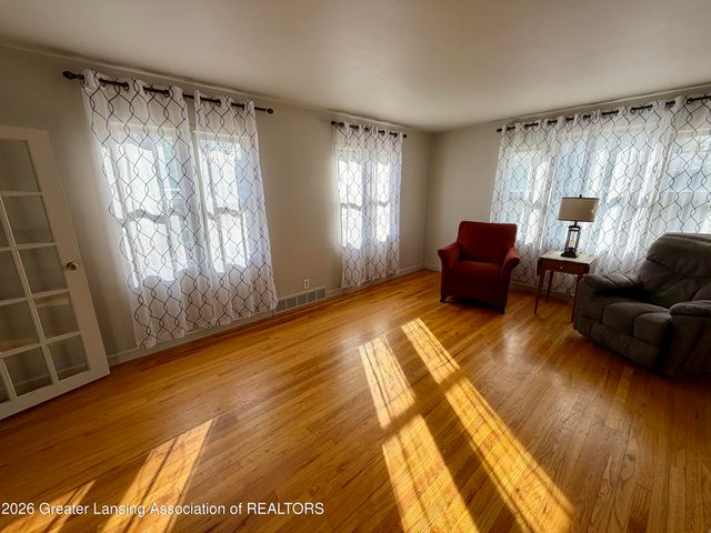 807 Maycroft Road, Lansing, MI 48917