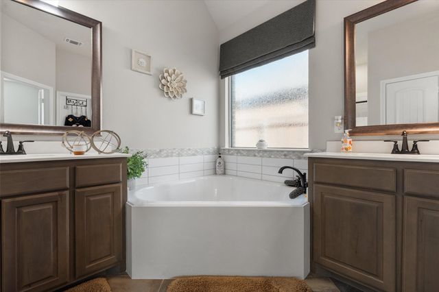 118 Basswood Drive, Red Oak, TX 75154