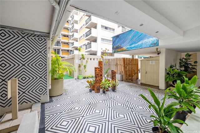 2463 Kuhio Avenue 607, Honolulu, HI 96815