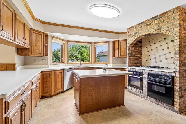 W284N3580 Old North Shore DRIVE, Pewaukee, WI 53072