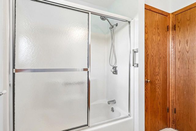 W284N3580 Old North Shore DRIVE, Pewaukee, WI 53072