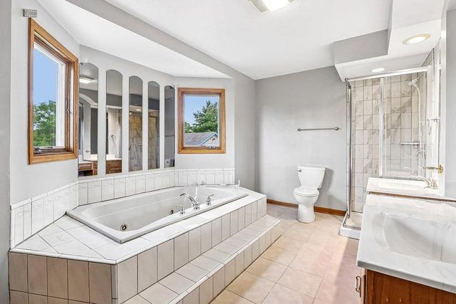 W284N3580 Old North Shore DRIVE, Pewaukee, WI 53072