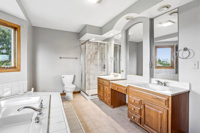 W284N3580 Old North Shore DRIVE, Pewaukee, WI 53072