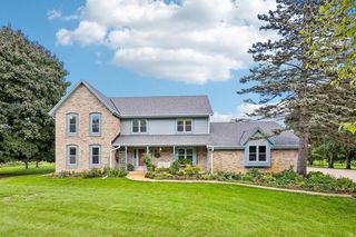 W284N3580 Old North Shore DRIVE, Pewaukee, WI 53072