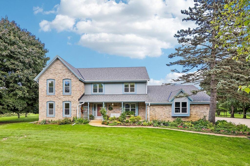W284N3580 Old North Shore DRIVE, Pewaukee, WI 53072