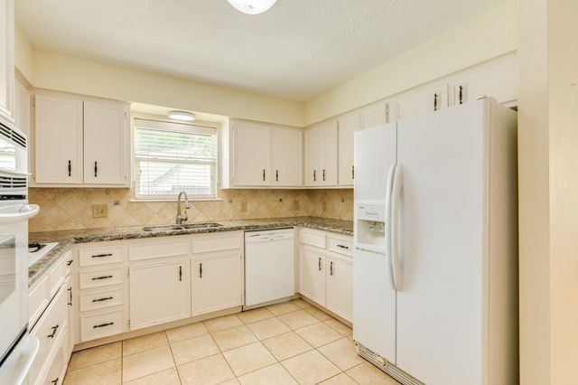 1023 Oleander Street, Lake Jackson, TX 77566