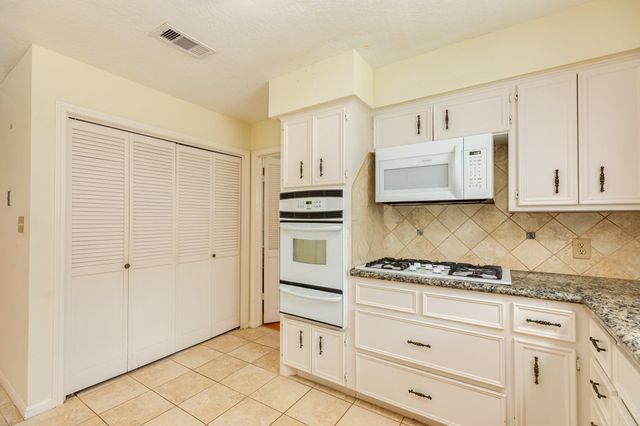 1023 Oleander Street, Lake Jackson, TX 77566