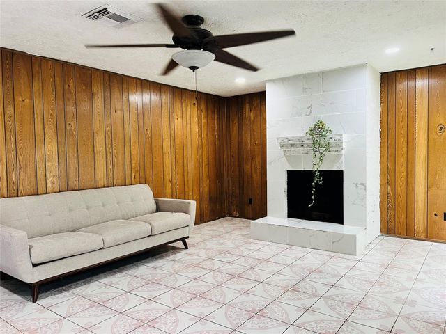 17131 Hewing Drive, Friendswood, TX 77546