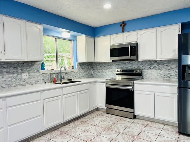 17131 Hewing Drive, Friendswood, TX 77546