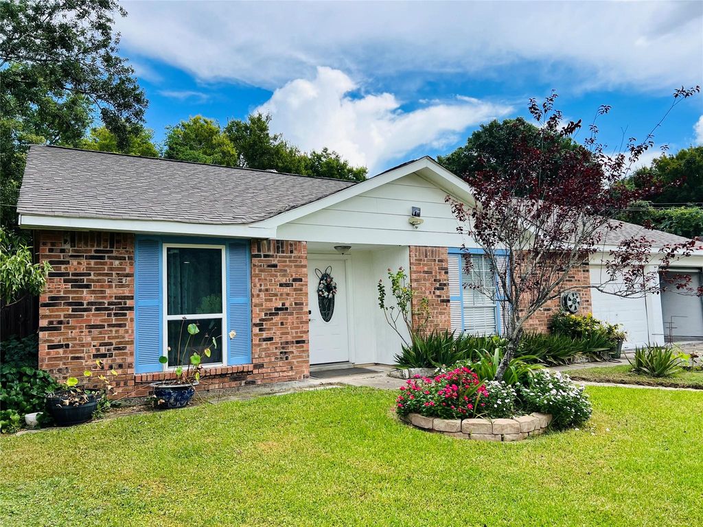 17131 Hewing Drive, Friendswood, TX 77546