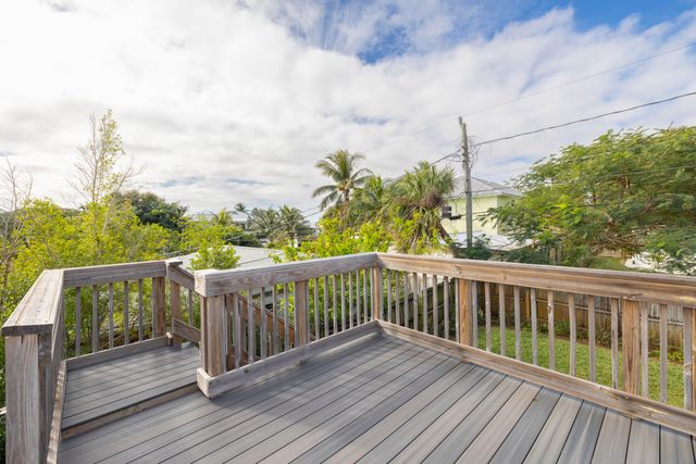 1036 NE Wright Avenue, Jensen Beach, FL 34957