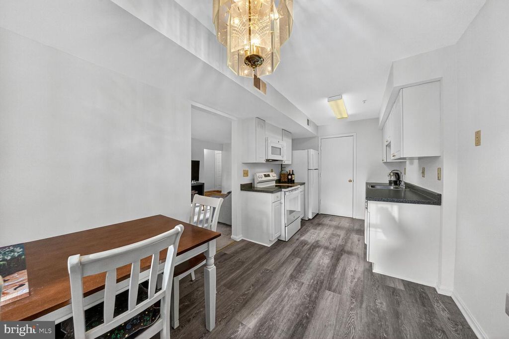 Image 7 of property listing at 14901 MCKISSON CT #7CC, Silver Spring, MD 20906