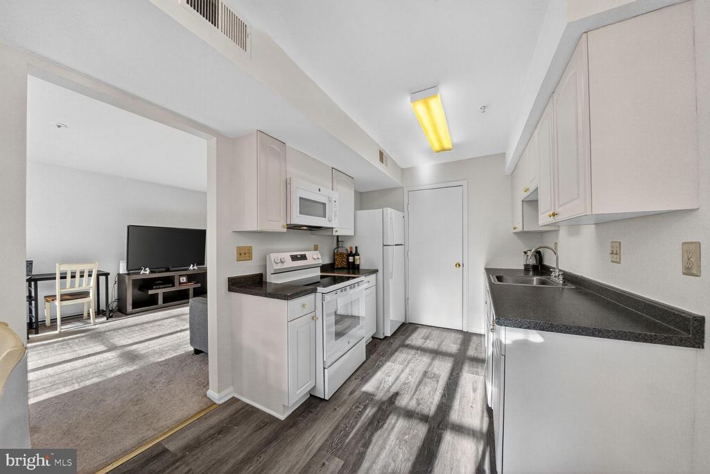 Image 8 of property listing at 14901 MCKISSON CT #7CC, Silver Spring, MD 20906