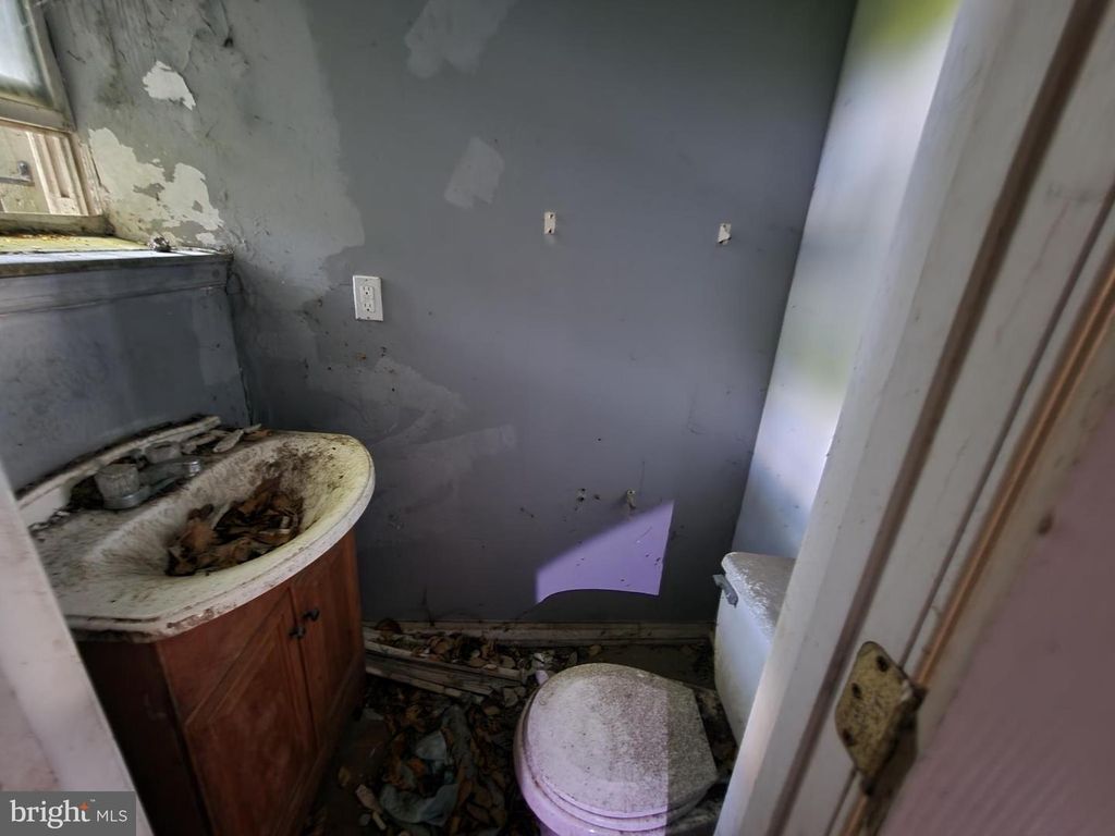 Image 10 of property listing at 8 GILMOR ST, Baltimore, MD 21223