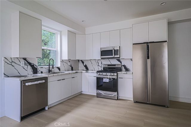 11814 Gilmore Street, North Hollywood, CA 91606