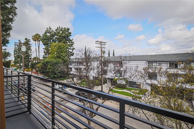 11814 Gilmore Street, North Hollywood, CA 91606