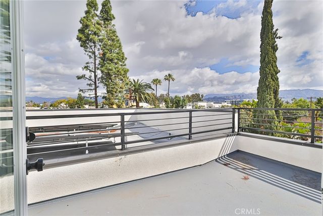 11814 Gilmore Street, North Hollywood, CA 91606