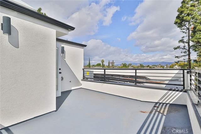 11814 Gilmore Street, North Hollywood, CA 91606