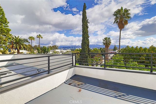 11814 Gilmore Street, North Hollywood, CA 91606
