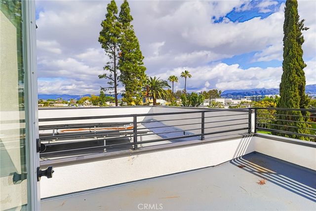 11814 Gilmore Street, North Hollywood, CA 91606