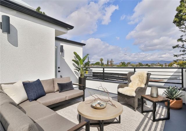 11814 Gilmore Street, North Hollywood, CA 91606