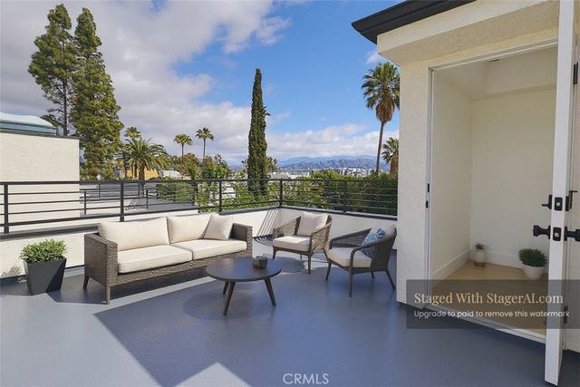 11814 Gilmore Street, North Hollywood, CA 91606