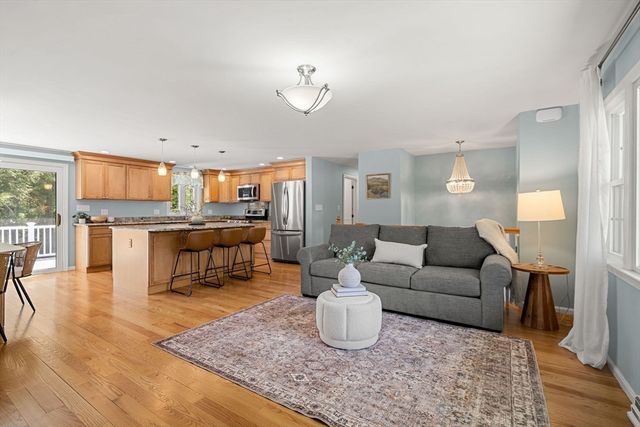 35 Freeport Dr, Burlington, MA 01803