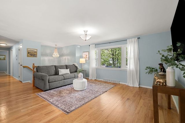 35 Freeport Dr, Burlington, MA 01803