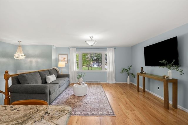 35 Freeport Dr, Burlington, MA 01803