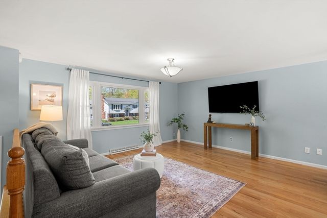 35 Freeport Dr, Burlington, MA 01803